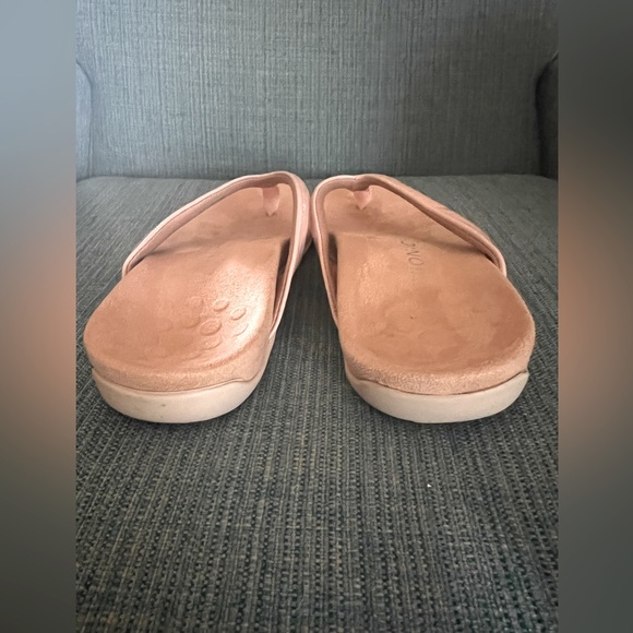 🩴 Vionic Dillon Pink Patent Flip Flops 🩴 - Picture 6 of 10